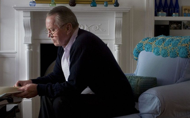 Trong khi đó, Chuck Feeney vẫn đeo đồng hồ giá 15 USD, đi máy bay vé hạng bét, cũng chẳng có nhà hay xe hơi riêng. Nguồn ảnh: Getty Imgae.