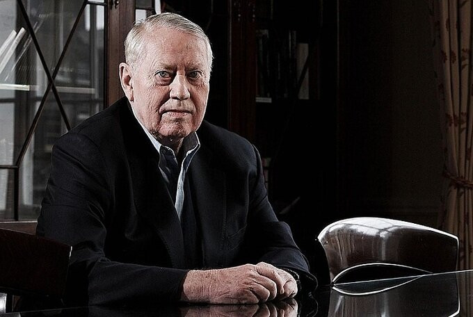 Chuck Feeney thích kiếm tiền nhưng lại không muốn sở hữu chúng, nên nhiều năm liền đã bí mật làm từ thiện phần lớn khối tài sản khổng lồ trị giá hàng tỷ USD.