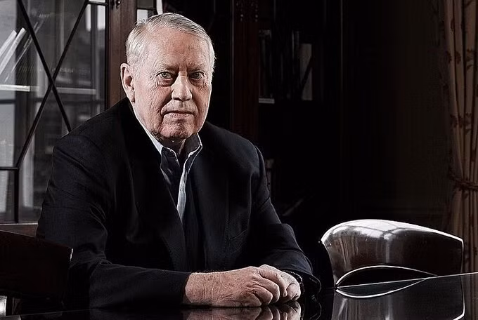 Chuck Feeney thích kiếm tiền nhưng lại không muốn sở hữu chúng, nên nhiều năm liền đã bí mật làm từ thiện phần lớn khối tài sản khổng lồ trị giá hàng tỷ USD.