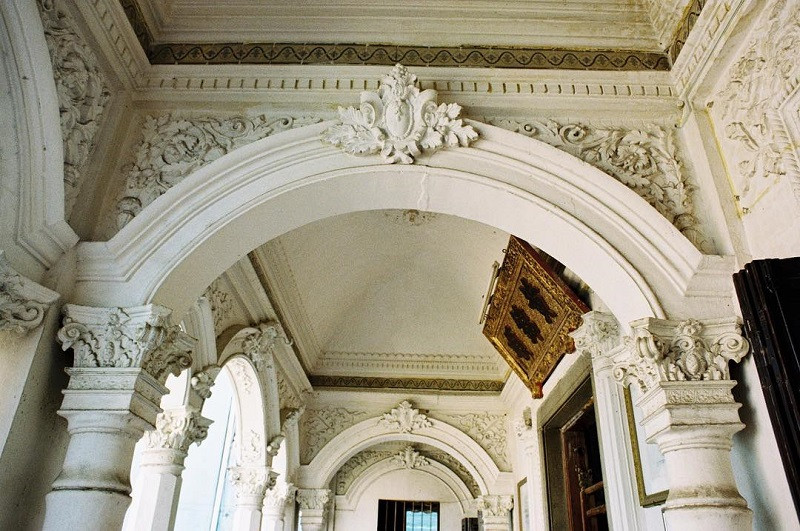 Kiến trúc phương Tây thể hiện rõ ở phần mặt tiền nhà, trần nhà, khung cửa sổ…, tất cả được trang trí bằng các phù điêu kiểu thời Phục hưng. Ảnh: Internet.