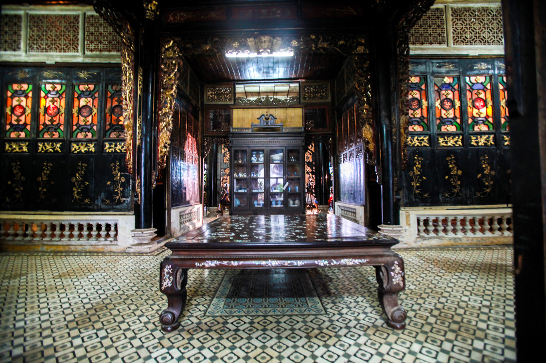 Gạch men với hoa văn kiểu Pháp dùng để lát trong nhà đều được nhập từ Pháp về. Ảnh: Vnexpress.