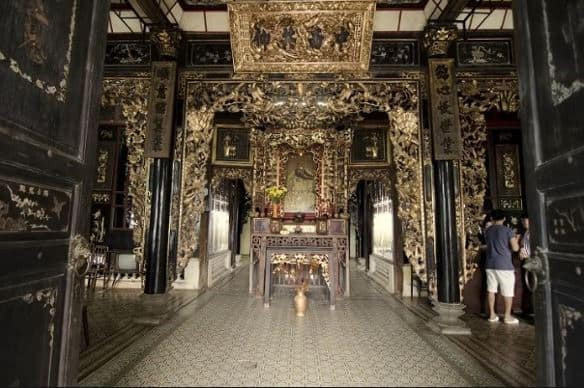 Các cửa gỗ, các loại tủ, giường, bàn thờ đều được chạm khắc rất công phu. Ảnh: Internet.