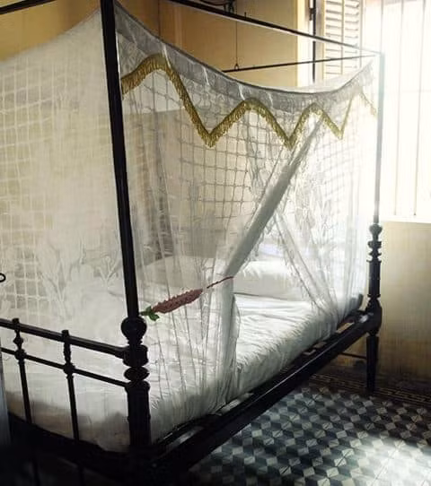 Phòng ngủ được giữ nguyên kiến trúc xưa. Ảnh: Internet.