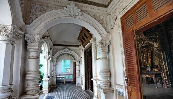 Tuy nhiên, kiến trúc bên trong nhà cao ráo thoáng mát, tường được xây bằng gạch đặc rất dày từ 30-40cm bao lấy kết cấu khung gỗ làm tăng khả năng chịu lực theo lối kiến trúc truyền thống của Pháp. Ảnh: Internet.