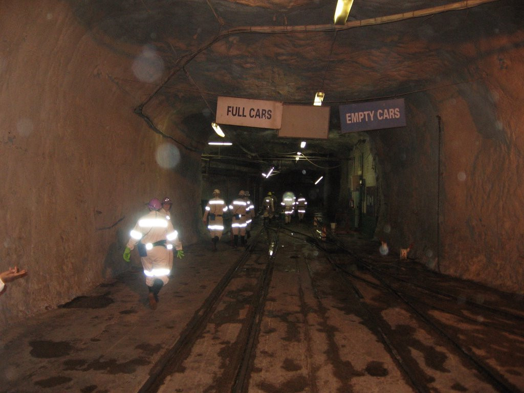 Mponeng được trang bị thang máy dài nhất thế giới để phục vụ 4.000 thợ mỏ làm việc dưới hầm mỏ mỗi ngày.