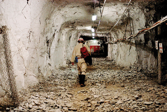 Khác với thang máy thông thường, mỗi thang máy trong mỏ gồm 3 tầng, có thể chở một lúc 120 công nhân.