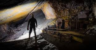 Năm 2010, Mponeng sản xuất được 535.000 ounce vàng. Hai năm sau đó, mỏ này sản xuất khoảng 405.000 ounce. Nhờ đó, mỏ trở thành một trong những nơi có năng suất sản xuất vàng cao nhất thế giới.