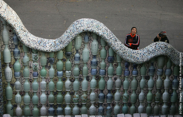 Khoảng 3.000 lọ hoa được dùng để xây tường bao.