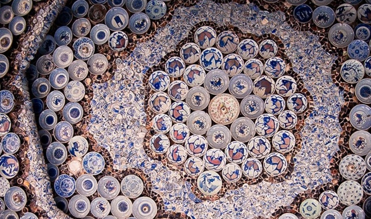 Bên trong chỉ được trang trí đồ sứ ở trần nhà, cửa ra vào và tay vịn cầu thang. Nguồn ảnh: Odd.