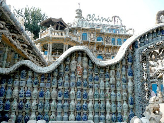 Hơn 4 năm sau đó, ông dành nhiều thời gian để cải tạo ngôi nhà trở thành nhà gốm. Trong số gốm sứ mà ông Zhang sử dụng, có nhiều tác phẩm gốm cổ, từ thời nhà Đường cho tới nhà Thanh.