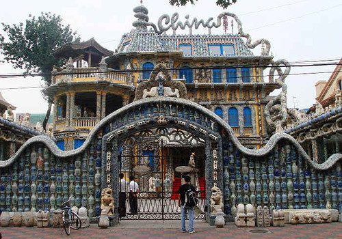 Tọa lạc tại Thiên Tân (Trung Quốc), ngôi nhà nổi bật với hàng ngàn mảnh đồ sứ trang trí từ ngoài vào trong thu hút sự chú ý của đông đảo du khách.