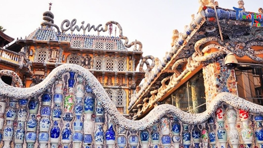 Điểm nhấn ấn tượng nhất của công trình còn nằm ở 4 con rồng, mỗi con rồng dài hơn 200m và được ghép từ hàng ngàn mảnh sứ.