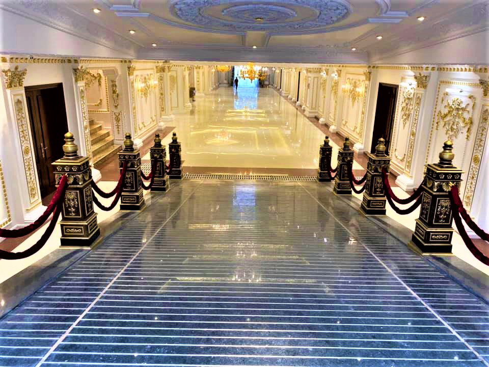 Ngoài ra, tòa biệt thự còn có 1 phòng nghe nhạc rộng khoảng 700 m2 với đủ bộ sân khấu, chứa được hơn 300 khán giả. Ảnh: Vietnamnet.