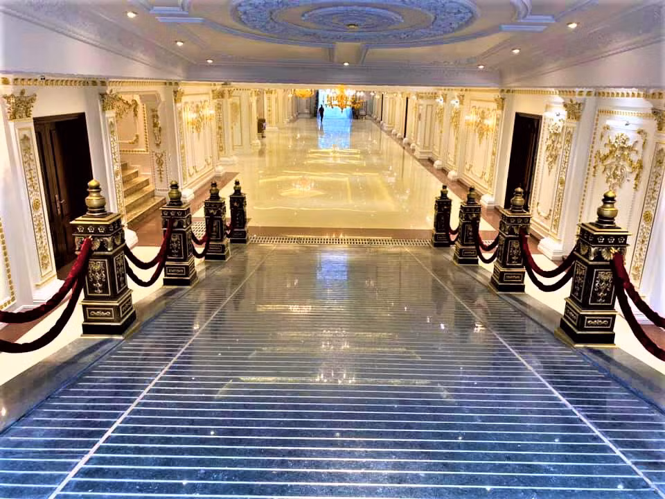 Ngoài ra, tòa biệt thự còn có 1 phòng nghe nhạc rộng khoảng 700 m2 với đủ bộ sân khấu, chứa được hơn 300 khán giả. Ảnh: Vietnamnet.