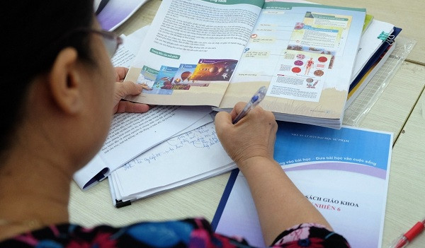 Ca 4 bo sach giao khoa lop 1 cua NXB Giao duc dang su dung deu co “san“