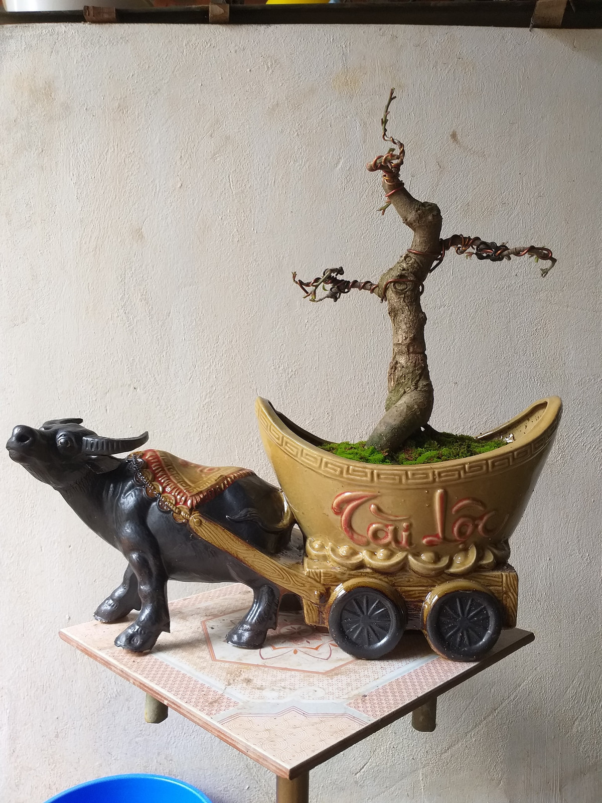 Tác phẩm trâu kéo lộc vừng kèm hũ vàng tài lộc đang được khá nhiều khách đặt mua, với kỳ vọng đón một năm mới tấn tài, tấn lộc. Ảnh: Nhà vườn hùng vĩ.