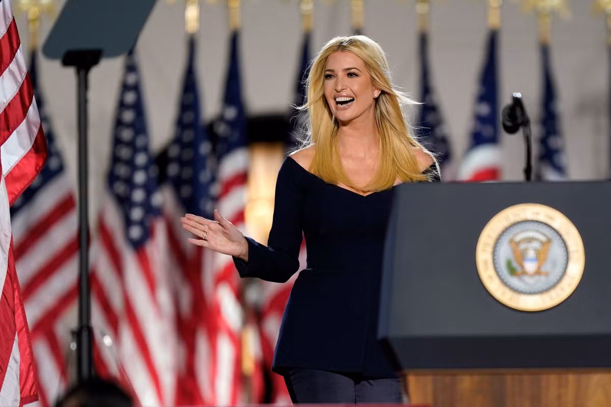 Ái nữ nhà Tổng thống Trump không chỉ được biết đến với khả năng chính trị, sự tự tin cùng bản lĩnh mà còn thu hút sự chú ý bởi phong cách thời trang với những bộ cánh đẳng cấp.