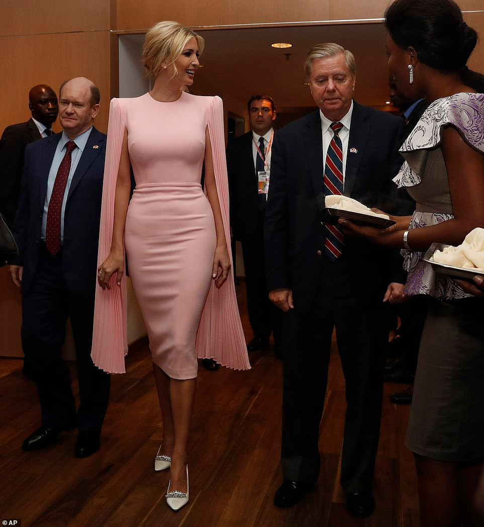 Chiếc váy màu hồng, kiểu cape Ivanka mặc hôm 17/4/2018 do Alex Perry thiết kế có giá 2.289 USD (53 triệu đồng).