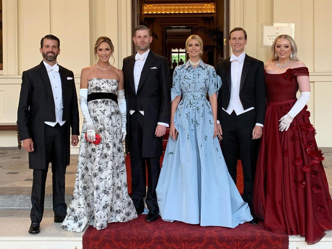 Tại buổi yến tiệc đón tiếp Tổng thống Donald Trump, Ivanka Trump diện đầm với họa tiết hoa sắc xanh pastel đến từ nhà mốt Carolina Herrera có giá hơn 10.000 USD (khoảng 230 triệu đồng).