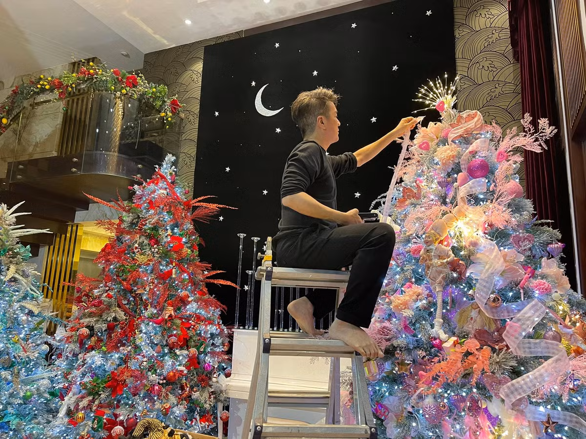 "Ông hoàng nhạc Việt" tự tay trang trí cây thông Noel.