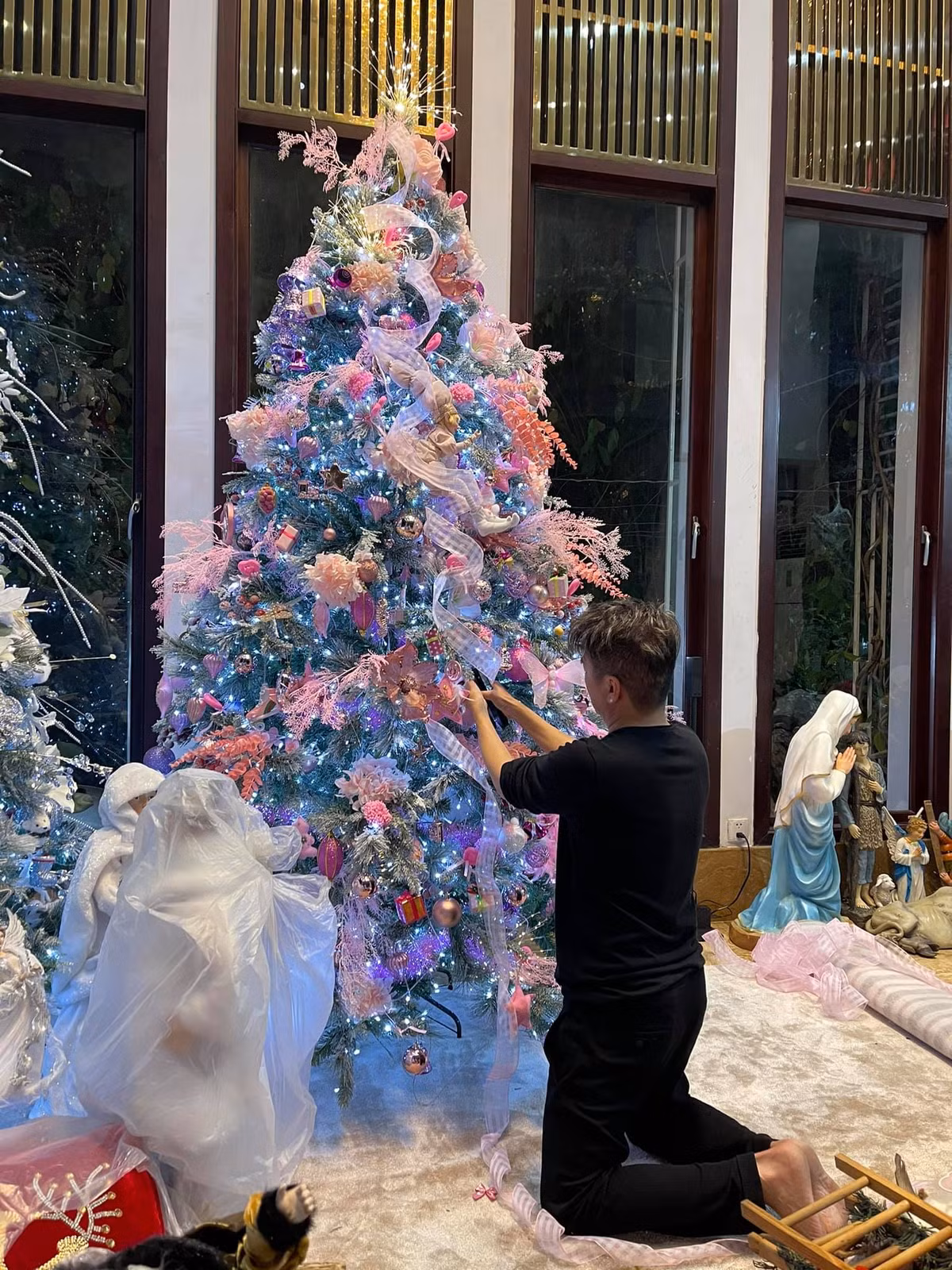 Bên trong biệt thự triệu, nam ca sĩ Đàm Vĩnh Hưng đặt một cây thông lộng lẫy sắc màu.