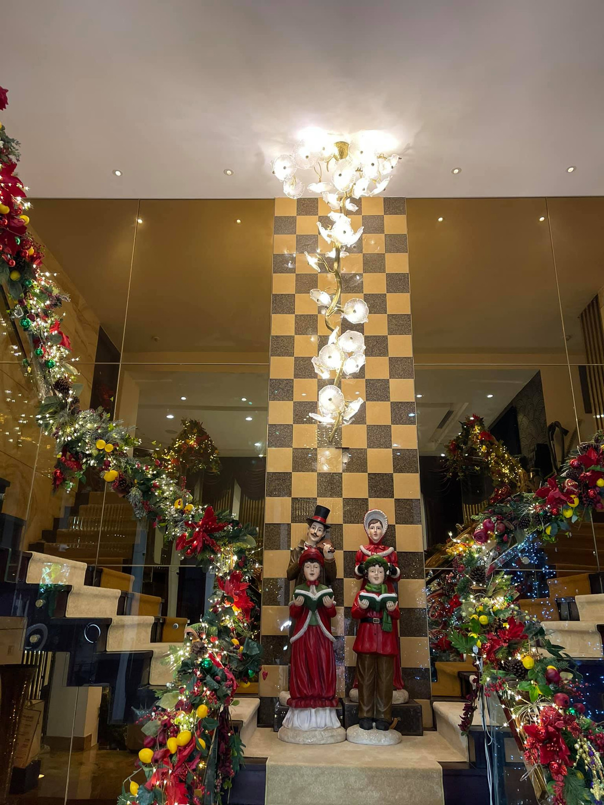 Được trang trí cầu kỳ từ trong ra ngoài khiến ngôi biệt thự của Đàm Vĩnh Hưng nổi bật cả khu phố.