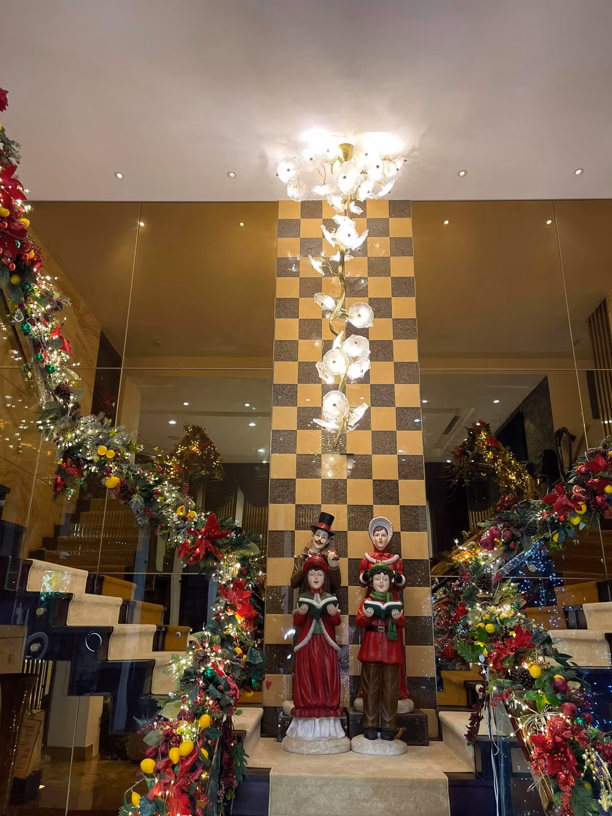 Được trang trí cầu kỳ từ trong ra ngoài khiến ngôi biệt thự của Đàm Vĩnh Hưng nổi bật cả khu phố.