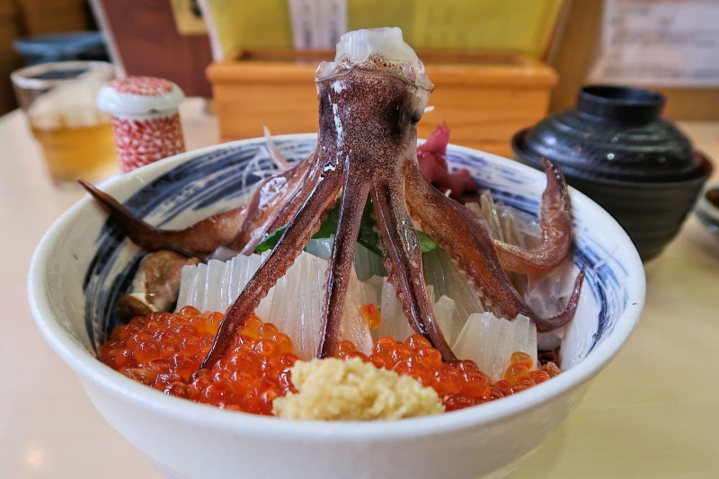 Mỹ Odori-don của Nhật Bản khiến nhiều người khiếp vía bởi "sở hữu" nguyên một con mực sống vẫn còn đang ngoe nguẩy.