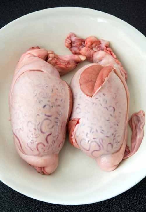 Criadilla - tinh hoàn bò là món ăn ghê rợn nhưng phổ biến ở “xứ xở bò tót” Tây Ban Nha. Criadilla như thử thách người thưởng thức với bề ngoài đáng sợ. Nguồn ảnh: Internet