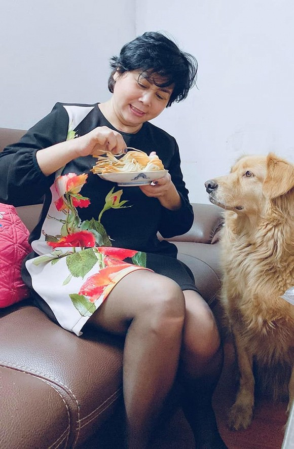 Sau khi về hưu, NSND Minh Hằng dành thời gian nghỉ ngơi, quây quần cùng các con. Chị vẫn tham gia các đóng các tiểu phẩm hài Tết nếu cảm thấy phù hợp.