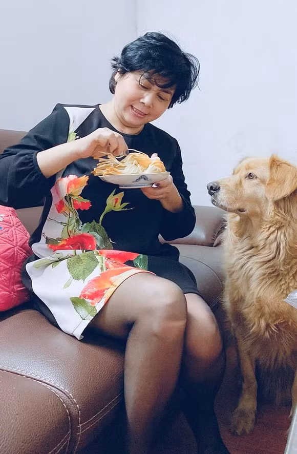 Sau khi về hưu, NSND Minh Hằng dành thời gian nghỉ ngơi, quây quần cùng các con. Chị vẫn tham gia các đóng các tiểu phẩm hài Tết nếu cảm thấy phù hợp.