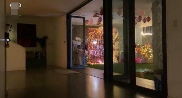 Biệt thự sử dụng cửa kính lớn lấy ánh sáng tối đa. Ảnh chụp màn hình.