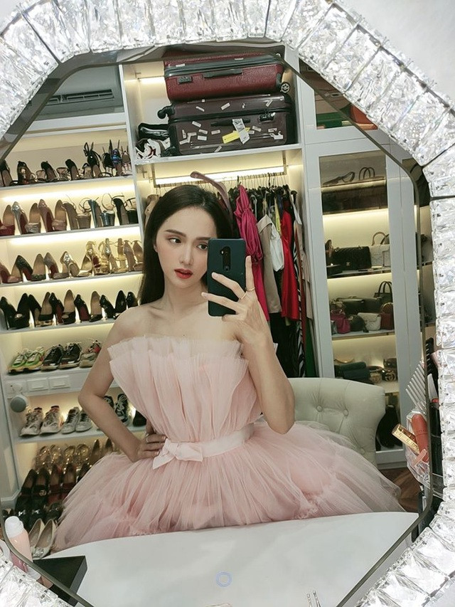 Người đẹp cũng sở hữu bộ sưu tập hàng hiệu đắt giá khiến nhiều cô gái mê mẩn. Ảnh: FBNV.