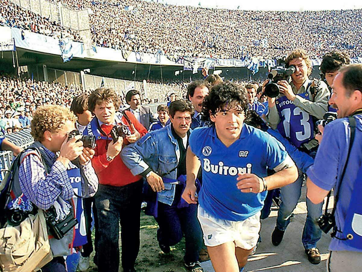 Đến năm 1984, Maradona ra mắt tại CLB Napoli với một mức phí kỷ lục khác, lần này là 10,4 triệu USD.