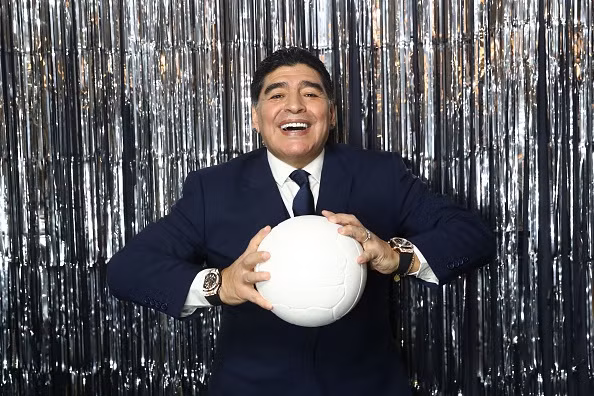 Huyền thoại bóng đá Diego Maradona cũng không ít lần thu hút sự chú ý bằng 2 chiếc đồng hồ hạng sang ở mỗi bên tay khi tham dự sự kiện. Nguồn ảnh: Goal, SBS Sports.