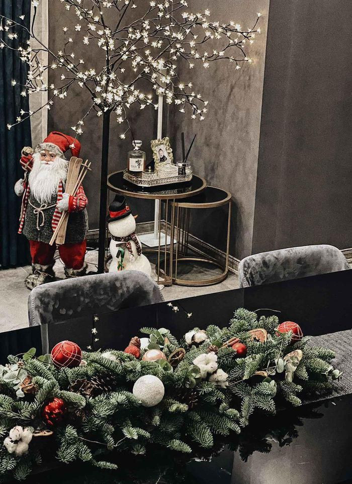 Mỗi góc trong nhà đều được tô điểm bằng ông già Noel, người tuyết.