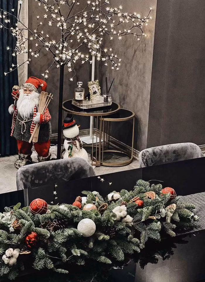 Mỗi góc trong nhà đều được tô điểm bằng ông già Noel, người tuyết.