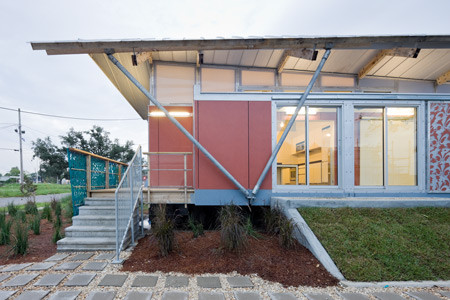 Nhà được xây từ một hệ khung đúc sẵn bằng bọt polystyrene cùng với lớp bao che là kính cường lực và bê tông sợi được gia cố khiến cho nó đủ nhẹ và trở thành một chiếc bè nổi khi nước lũ dâng lên. Ảnh: Dezeen