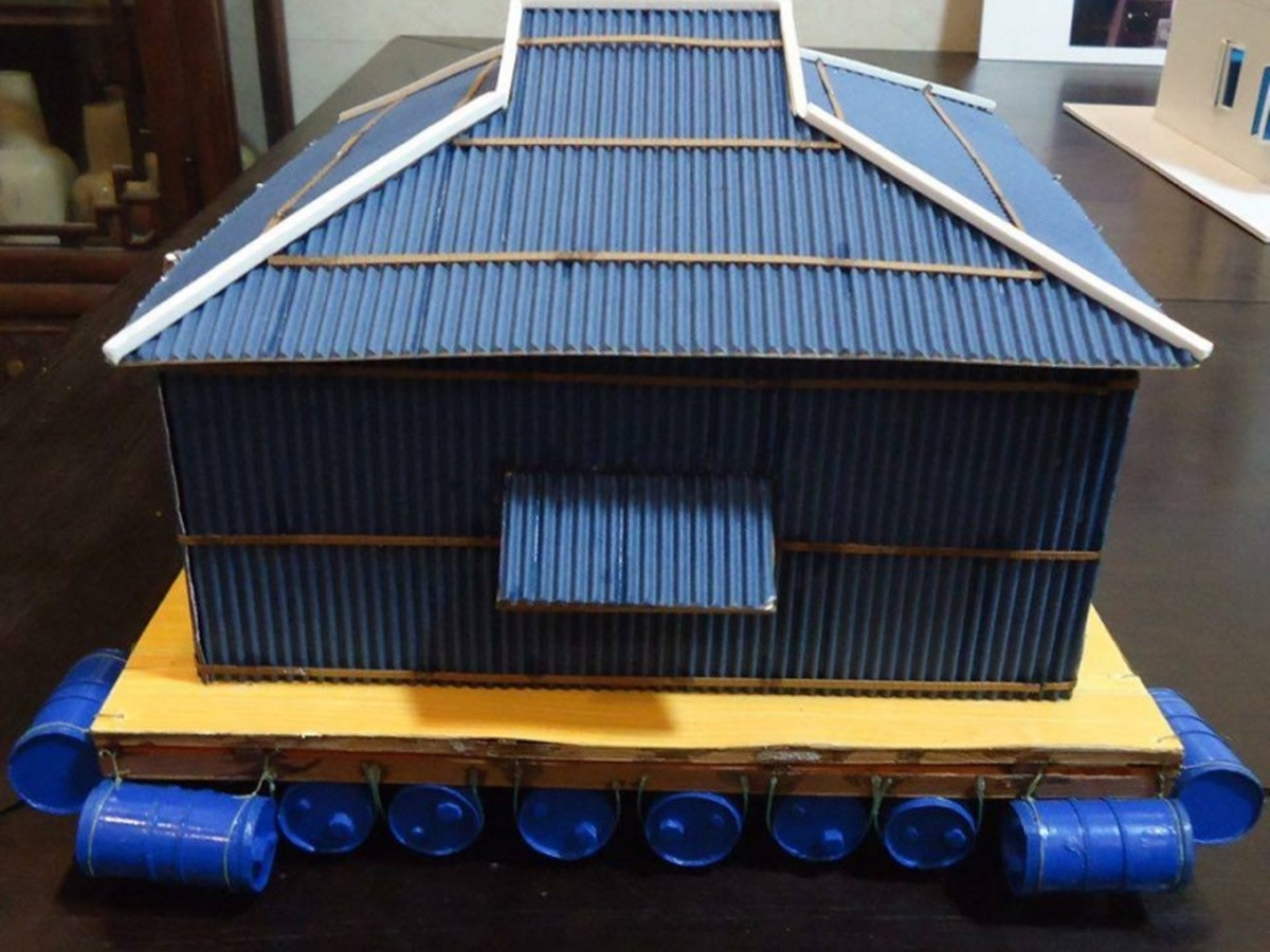 Nhà phao sử dụng vật liệu nổi như thùng phuy sắt 200l, thùng phuy nhựa 200l để kết nối nâng đỡ sàn và kiến trúc nhà bên trên bằng vật liệu nhẹ, độ bền cao. Ảnh: Kienviet.