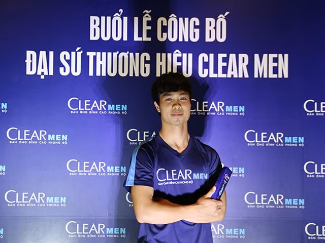 Chưa kể, ngay sau khi ký hợp đồng với CLB TP.HCM, chân sút 25 tuổi đã nhận ngay 2,1 tỷ đồng phí lót tay. Ngoài ra, Công Phượng ký hợp đồng quảng cáo cho hàng loạt nhãn hàng. Mỗi hợp đồng kể trên, Công Phượng bỏ túi hàng tỷ đồng. Ảnh: Internet