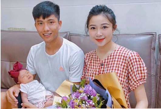 Tiền đạo Phan Văn Đức cũng tỏ ra không hề kém cạnh khi lựa chọn một bệnh viện quốc tế với chất lượng dịch vụ tốt, chi phí thuộc hàng cao để bà xã Nhật Linh vượt cạn một cách thoải mái. Ảnh: FBNV.