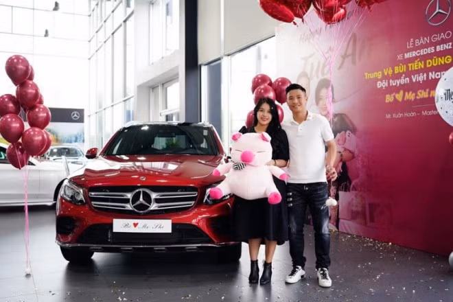 Nhân dịp kỷ niệm vợ sinh con đầu lòng, Bùi Tiến Dũng đã mua chiếc xe có màu đỏ cùng nội thất đen sang trọng và cá tính để tặng vợ. Ảnh: FBNV.