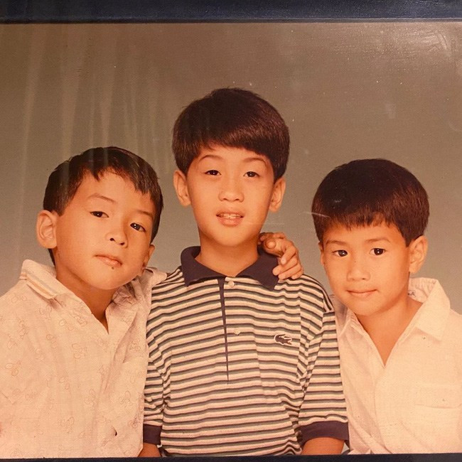 Ngay từ khi còn bé, cả 3 chàng thiếu gia nhà doanh nhân Johnathan Hạnh Nguyễn đều là những cậu bé vô cùng khôi ngô, tuấn tú. Nguồn ảnh: Internet.