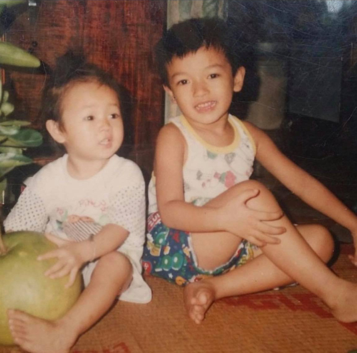 Lúc bé Thế Anh (phải) sở hữu khuôn mặt vô cùng điển trai.