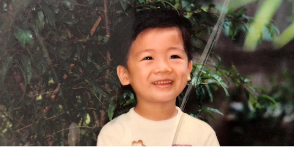 Từ khi còn nhỏ xíu, Quang Vinh đã sở hữu nụ cười rạng rỡ với lúm đồng tiền siêu đáng yêu.