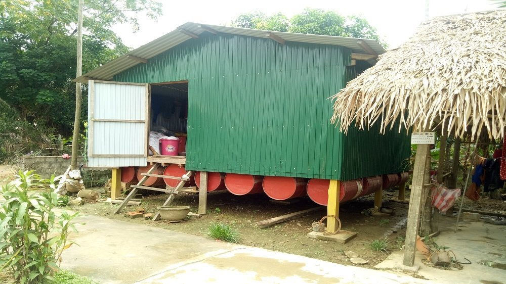 Nhà phao biệt lập được hình thành với mẫu thiết kế là khung nhà bằng thép để giảm trọng lượng khung nhà, có mặt bằng hình vuông, sàn lát ván gỗ. Dưới gầm sàn nhà được bố trí các thùng phuy sắt làm hệ phao nổi giúp nâng toàn bộ nhà. Ảnh: Baotainguyenmoitruong.