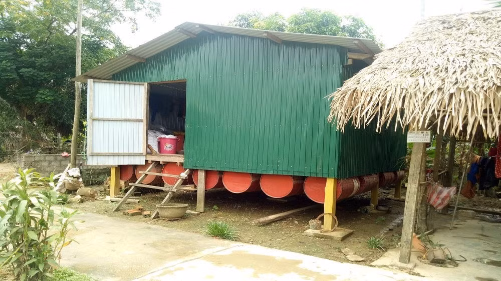 Nhà phao biệt lập được hình thành với mẫu thiết kế là khung nhà bằng thép để giảm trọng lượng khung nhà, có mặt bằng hình vuông, sàn lát ván gỗ. Dưới gầm sàn nhà được bố trí các thùng phuy sắt làm hệ phao nổi giúp nâng toàn bộ nhà. Ảnh: Baotainguyenmoitruong.