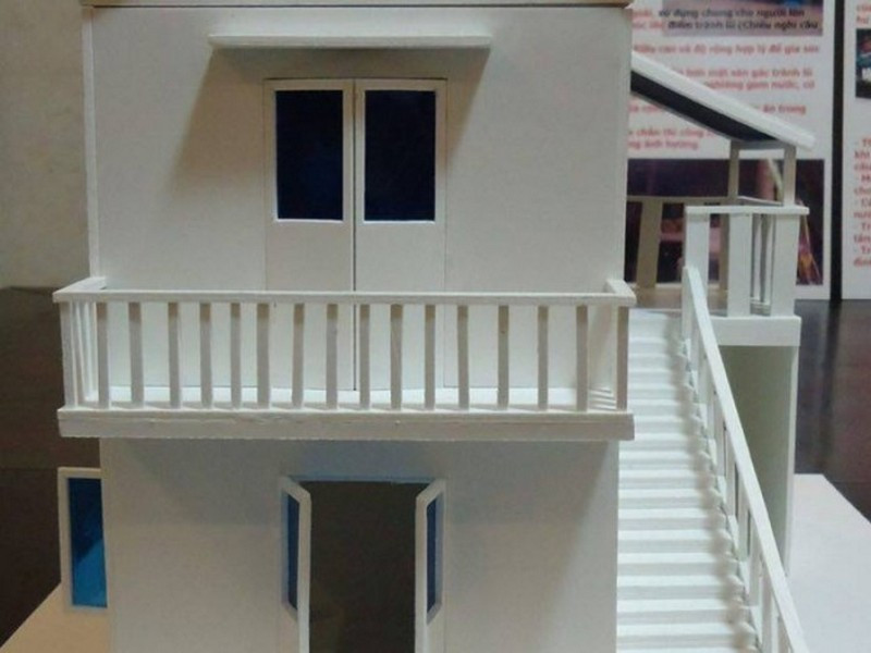 Mô hình nhà hai gác có chỗ cho gia súc có cầu thang phía ngoài cho người và gia súc di chuyển lên tầng trên khi có lũ. Ảnh: Angcovat.