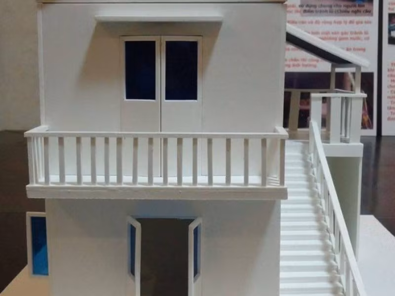 Mô hình nhà hai gác có chỗ cho gia súc có cầu thang phía ngoài cho người và gia súc di chuyển lên tầng trên khi có lũ. Ảnh: Angcovat.