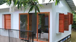 Nhà kê nền linh hoạt có thể tách rời liên kết giữa khối nhà và móng để nâng nhà khi cần mà không phải phá huỷ kết cấu. Mô hình nhà linh hoạt là một lõi an toàn, giảm nhẹ tổn thất do thiên tai (bão, lụt). Ảnh minh họa